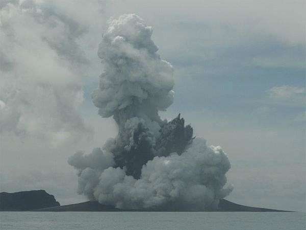 Đảo mới xuất hiện ở Tonga sau núi lửa phun