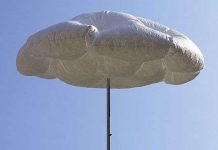 Chiếc ô hình đám mây tự bung trong ánh mặt trời