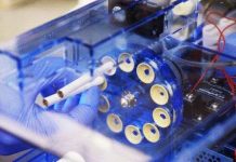 Các nhà khoa học tạo ra một con robot chuyên hút thuốc, nhưng không phải để cho vui