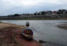 Nước sông Hồng qua Lào Cai cạn kỷ lục, mùi hôi nồng