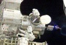 2 nhà du hành vũ trụ trên tàu Atlantis thực hiện chuyến ra ngoài khoảng không đầu tiên