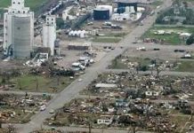 Mỹ: Lốc xoáy san phẳng một thị trấn Mỹ: Lốc xoáy san phẳng một thị trấn