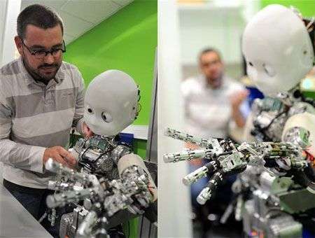 Robot iCub giúp hiểu con người hơn