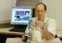 Leo Joskowicz với robot mini phẫu thuật thần kinh