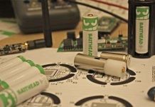 Điều khiển thiết bị điện tử với pin Batthead Điều khiển thiết bị điện tử với pin Batthead