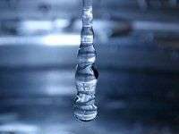 Bẻ cong chất lỏng bằng... ánh sáng