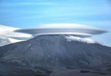Đám mây hình đĩa bay khổng lồ đậu trên đỉnh núi lửa Italy