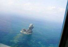 Cột khói bụi khổng lồ nhô lên từ biển