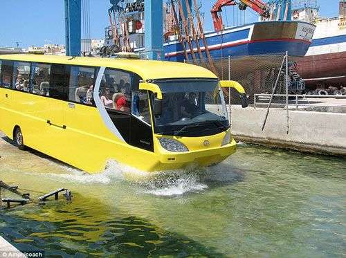 Xe bus lội nước chinh phục thế giới
