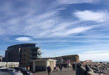 Lỗ mây giống hai chiếc đĩa bay trên bầu trời Anh Lỗ mây giống hai chiếc đĩa bay trên bầu trời Anh