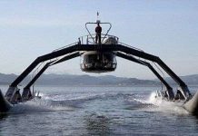 Nhện sắt chở người trên mặt nước