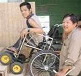 Một người khuyết tật chế tạo thành công xe lăn leo cầu thang