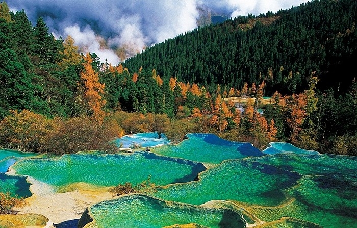 Rực rỡ sắc màu thung lũng Jiuzhaigou