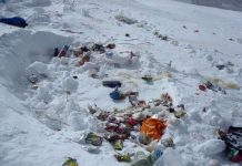 Chất thải của du khách làm ô nhiễm ‘Nóc nhà thế giới’