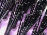 Bàn chải "phù phép" đồ vật thành tàng hình