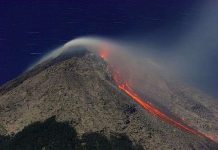 Indonesia chấn động vì núi lửa phun và động đất Indonesia chấn động vì núi lửa phun và động đất