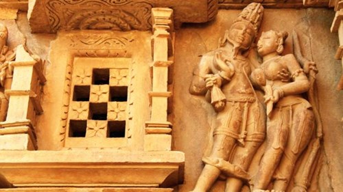 Đỏ mặt với ngôi đền ngàn tuổi chứa đầy tượng 'phòng the'