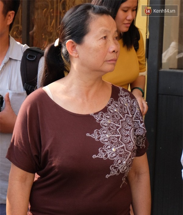 Vợ Nguyễn Mạnh Tường lặng lẽ đến phiên tòa xử chồng