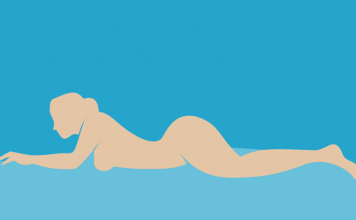 Nằm úp khi quan hệ cửa sau