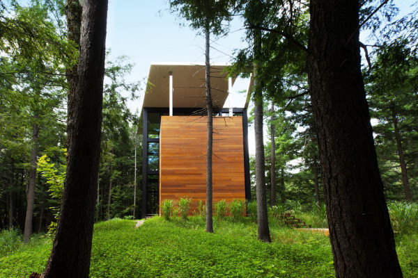 Ngôi nhà độc đáo được xây dựng ngay giữa rừng Canada