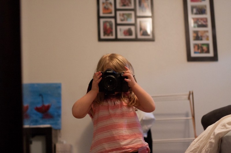 Ảnh chụp bằng DSLR của đứa trẻ 3 tuổi sẽ như thế nào?
