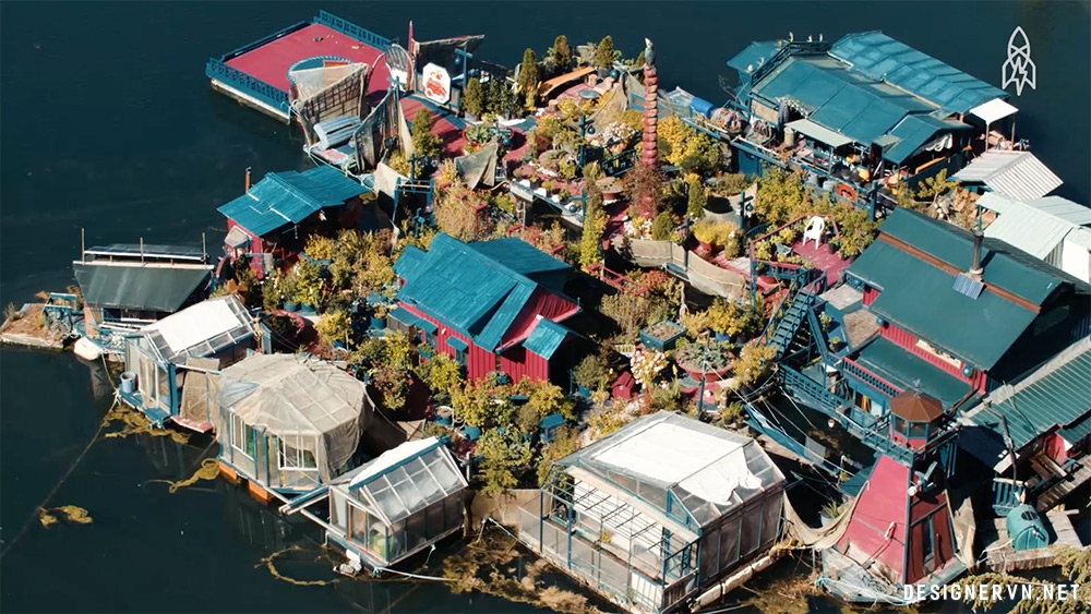Một cặp vợ chồng đã dành 24 năm xây dựng một hòn đảo nổi ở Canada