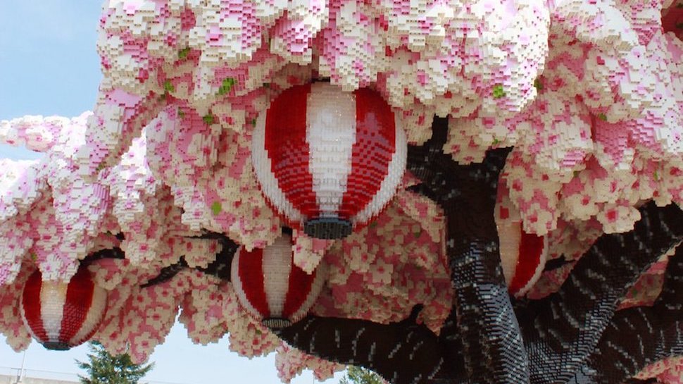 Cây hoa anh đào độc đáo được làm bằng LEGO lớn nhất thế giới ở Nhật Bản