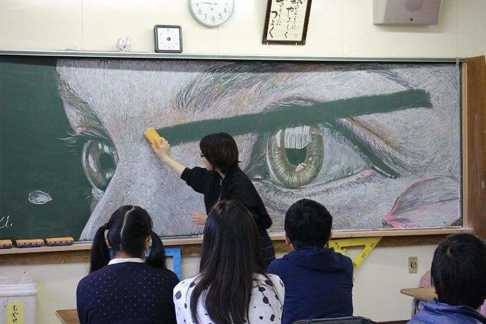 Nhóm học sinh Hong Kong vẽ tranh trên bảng đẹp đến từng chi tiết