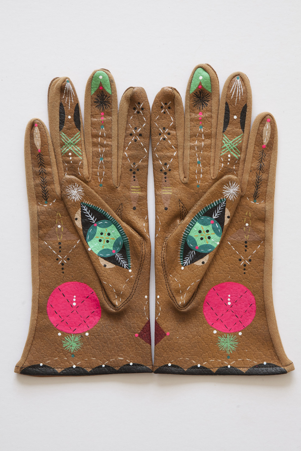 Cosmic Hand-Painted - Ý tưởng thiết kế găng tay đáng yêu và sáng tạo