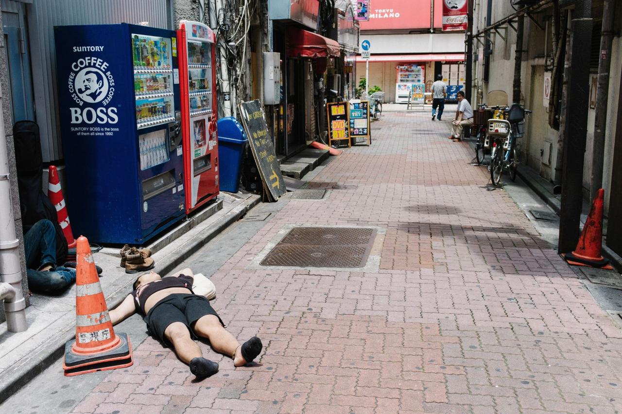 Những hình ảnh về những người nghiện rượu tại Nhật Bản