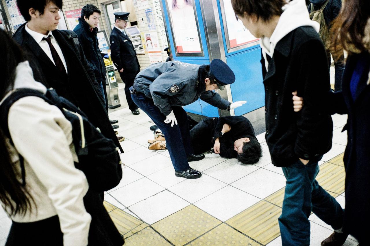 Những hình ảnh về những người nghiện rượu tại Nhật Bản