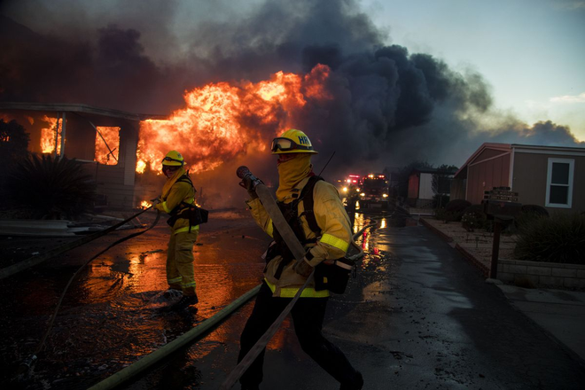 Những hình ảnh ấn tượng về người lính cứu hỏa đang đương đầu với đám cháy dữ dội