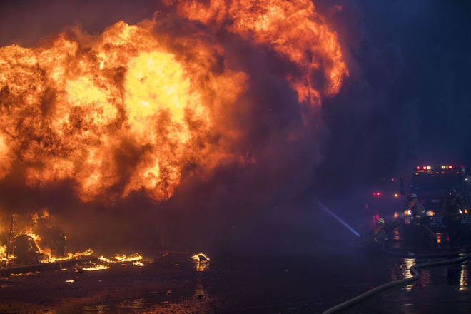 Những hình ảnh ấn tượng về người lính cứu hỏa đang đương đầu với đám cháy dữ dội