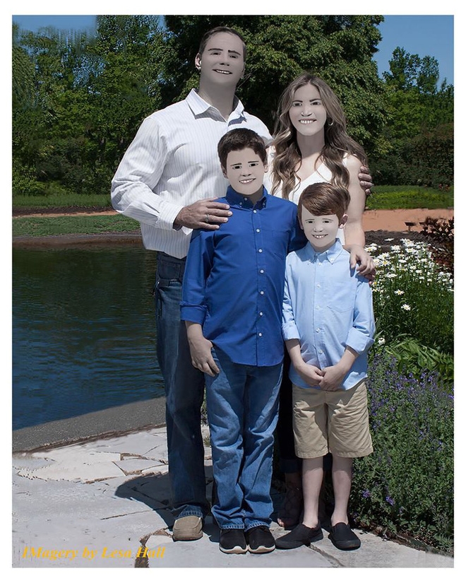 Bỏ 250 USD chụp ảnh gia đình ngoại cảnh, nhận được ảnh mặt trắng như quỷ dạ xoa