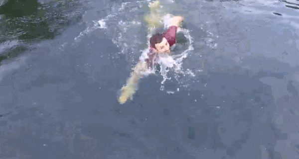 Cảnh tượng thú vị: Chiếc Drone ghi lại cảnh chủ nhân cứu thoát trước khi rơi xuống nước vì hết pin